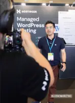 Le toman una foto a Luis en el evento WordCamp