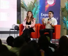 Luis dando una charla en una exposición